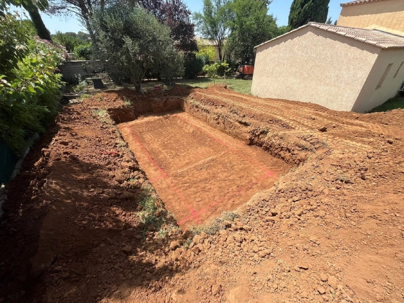 Terrassement d’une piscine 7x3 à Poulx : une préparation de terrain réussie